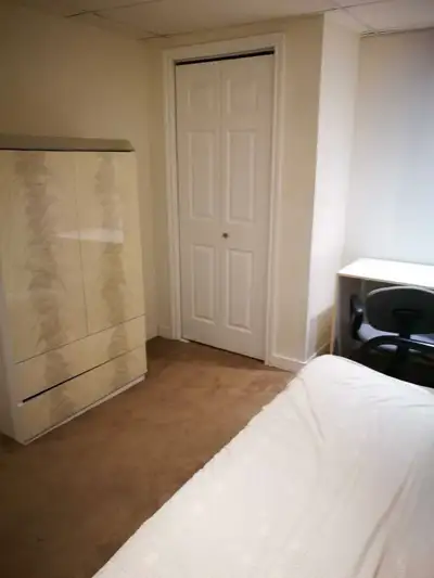 Room near University Manitoba, female only