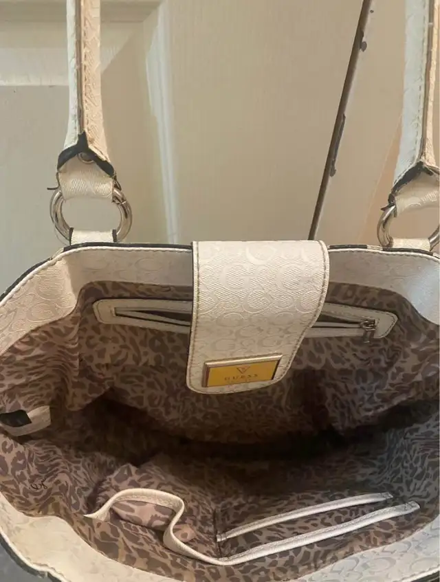 Guess Handbag in Bags & Luggage in Mississauga / Peel Region - Image 3