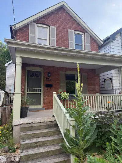 Detached House for Rent in Dundas