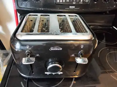 Sunbeam 4 Slice Toaster - Black In like new condition, barely used. Pick up in Huntsville on Earl's...