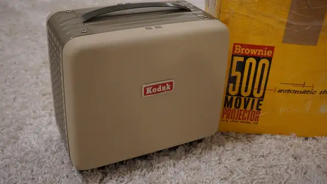 Vintage KODAK BROWNIE 500 8mm movie projector in Arts & Collectibles in Saskatoon - Image 10