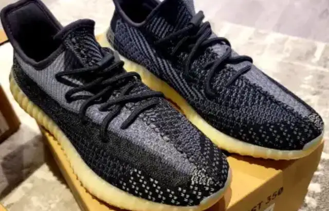 Yeezy 350 V2 Boost CARBON New sz12 in Men's Shoes in Markham / York Region - Image 2