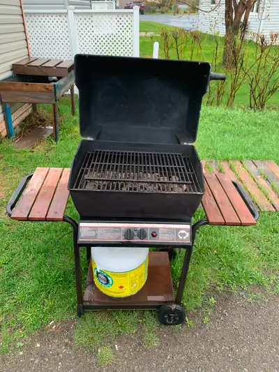 Barbecue à vendre 75$ avec la bonbonne 50$ sans la bonbonne