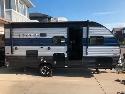 - 2nd owner. - Fresh water 26 gal, grey/black 23 gal. - Power awning, power tongue jack, rear storag...