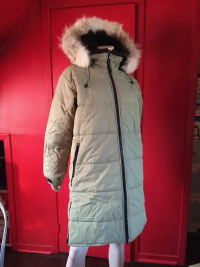 Superbe manteau d'hiver de marque VALANGA de très grande qualité. Couleur kaki pâle. Grandeur 12 ans...