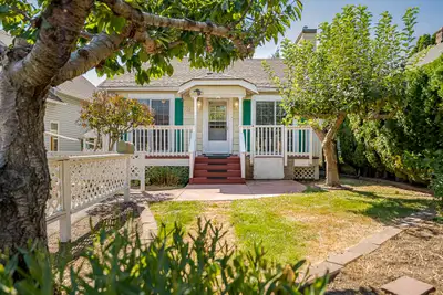 Bright and spacious 4-bedroom, 1.5-bathroom downtown home, available December 1! Features: ✅ Bright...