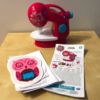 La machine à coudre Sew Cool est un excellent cadeau pour les enfants âgés de 6 ans et plus. Elle es...