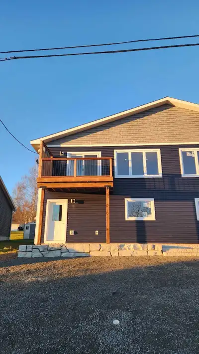 A Must See Bright 2 Bedroom 2 Bath Upper Level Unit Available for June 1st Open concept for the livi...