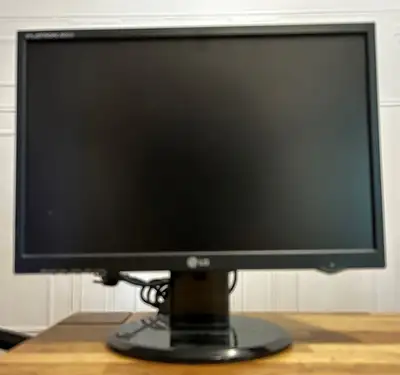 LG Flatron Wide - 19" Class Widescreen LCD Monitor / L196WTQ-BF, View more
