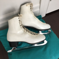 WOMENS SK FIGURE SKATES: Size 7-7.5