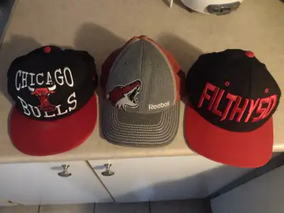 Différente casquette, View more