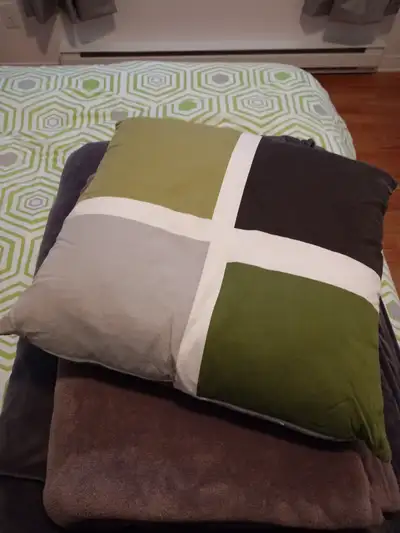 Coussin décoratif vert, gris, brun et blanc