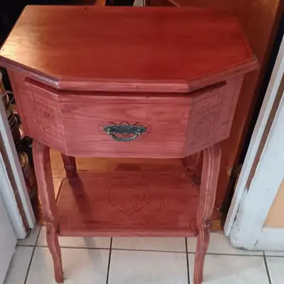 Meuble en bois fait à la main, avec tiroir et tablette.