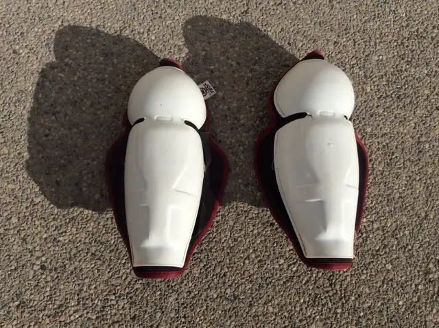 Hockey shin pads in Hockey in Calgary - Image 2