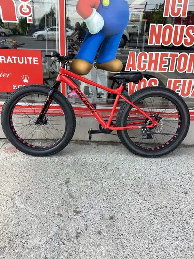 Vélo de marque Raleigh Modèle Rogue De couleur rouge À roue large La mesure pédale a siege 21 pouces...