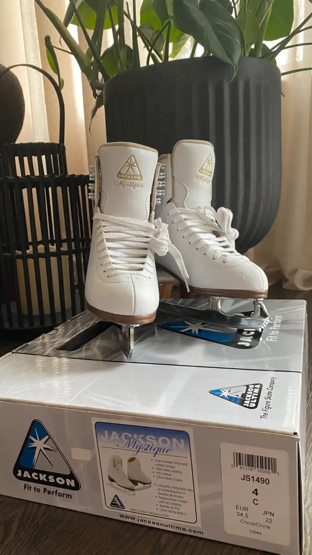 EUC Jackson Mystique Ice Figure Skates-Womens/Youth Girls Size 4 in Skates & Blades in Ottawa - Image 2