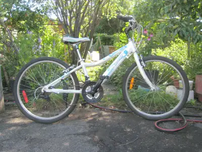 Vélo hybride 24" Louis Garneau modèle Stellar pour ado fille 9-12 ans, cadre aluminum légère, débloc...