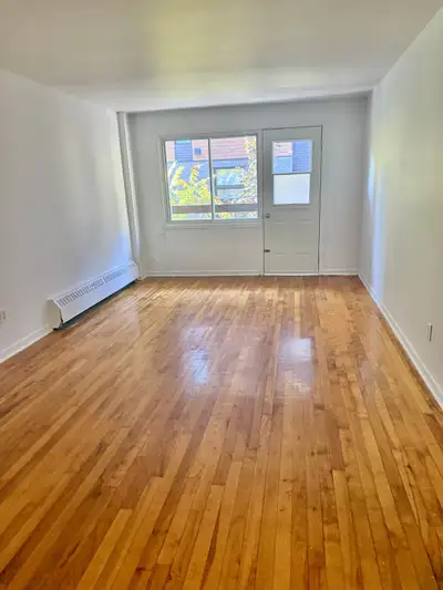 À louer - For rent. Occupation immediate 3 1/2 greenfield park, Longueuil, CHAUFFAGE et eau chaude i...