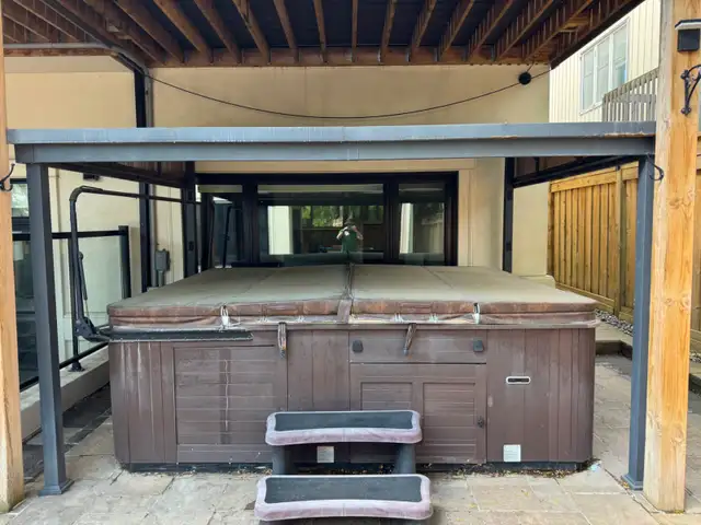 Hydropool Self-Cleaning 1038 Spa — Clean Interior, Holds Water, in Hot Tubs & Pools in City of Toronto - Image 5