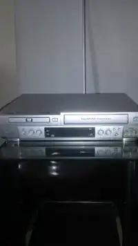 SANYO DVC-2700 Hi-Fi DVD/ VCR Player Combo ( No Remote Control )