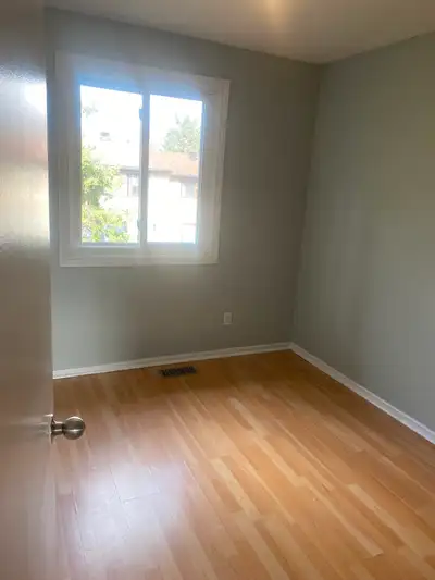 Private room for rent Ina three bedroom townhouse. Single bed and mattress available. Shared kitchen...