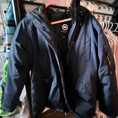 Xl jeune femme fait petit, peut faire pour ados Acheter +de 700$ n’a presque pas été porté encore en...