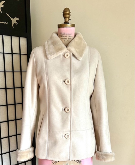 Manteau d'hiver pour femme, grandeur Medium, super propre dans Femmes - Hauts et vêtements d'extérieur  à Longueuil/Rive Sud