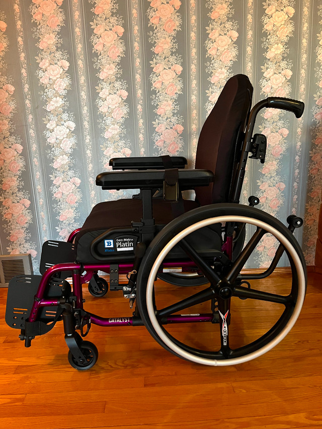 Catalyst 5VX lightweight Wheelchair in Health & Special Needs in Kenora - Image 3