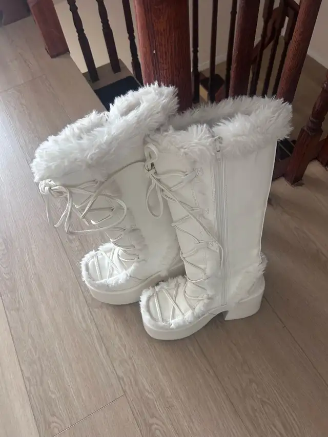 white boots in Women's - Shoes in City of Toronto - Image 3