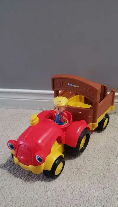Choo-choo-choose this gently loved, used Fisher-Price Little People Tractor! This adorable playset i...