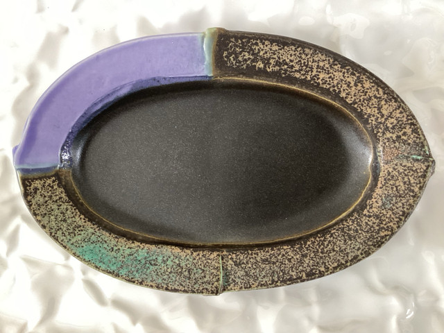 Signed “JOAN McNEIL” Small Stoneware Platter Plate Trinket Dish dans Décoration intérieure et accessoires  à Ouest de l’Île