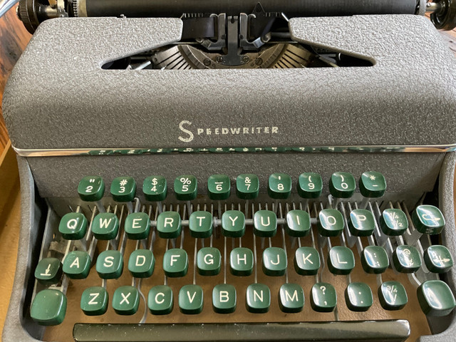 Vintage Speedwriter Typewriter $200 in Arts & Collectibles in Trenton - Image 2