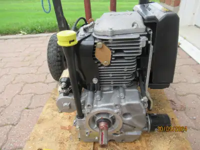 For sale Onan 14 hp gas motor. electric start, single clcyinder over head valves, Designed by Kubota...