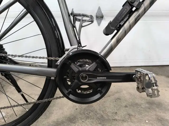 Vélo Hybride Giant Scape Disc 1 Hybrid Bicycle, Taille/Size S in Road in City of Montréal - Image 6