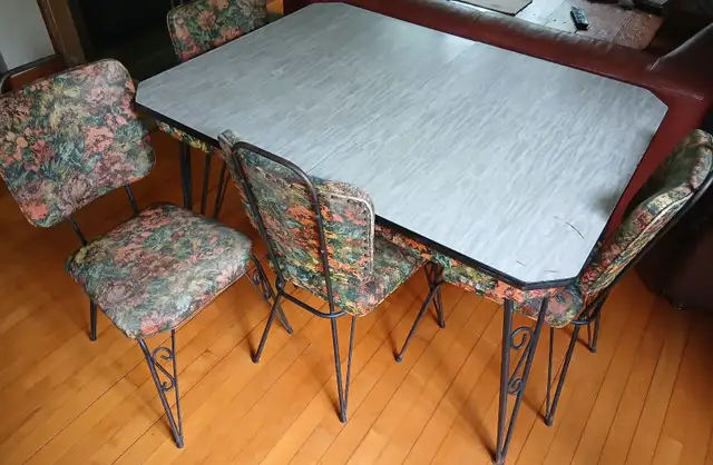 TABLE DE CUISINE ET QUATRE CHAISES EN FER FORGÉ in Dining Tables & Sets in Granby - Image 5