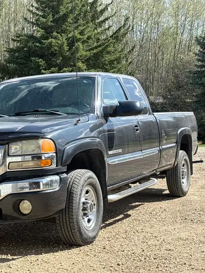 1992 Kodiak camper in great shape and a 2004 2500hd gmc (rwd) with 211000k on it no rust in great co...