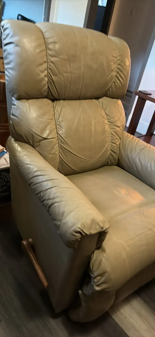 Beige leather lazyboy recliner in Chairs & Recliners in Penticton - Image 2
