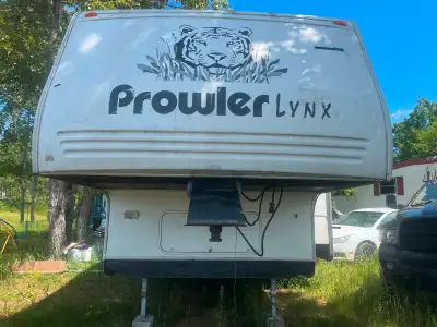2004 5th wheel camper for sale Nice clean trailer No leaks or mold Turn key ready to go Electric jac...