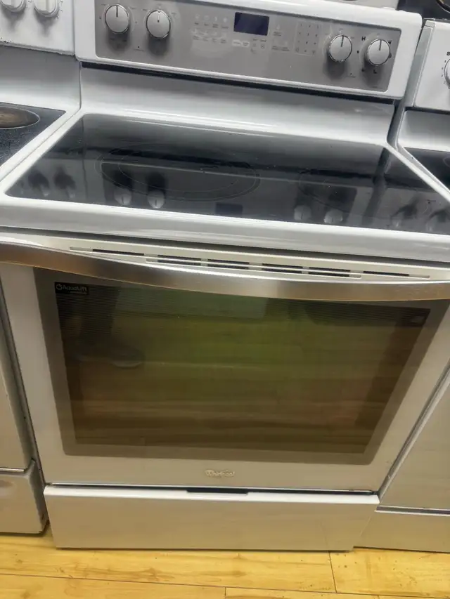 Whirlpool Electric Range in Stoves, Ovens & Ranges in Laval / North Shore - Image 2