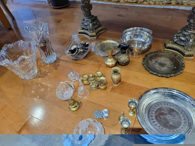 BEAUTIFUL, ELEGANT, DECOR BRASS, CRYSTAL ,VASES in Indoor Lighting & Fans in Mississauga / Peel Region - Image 3
