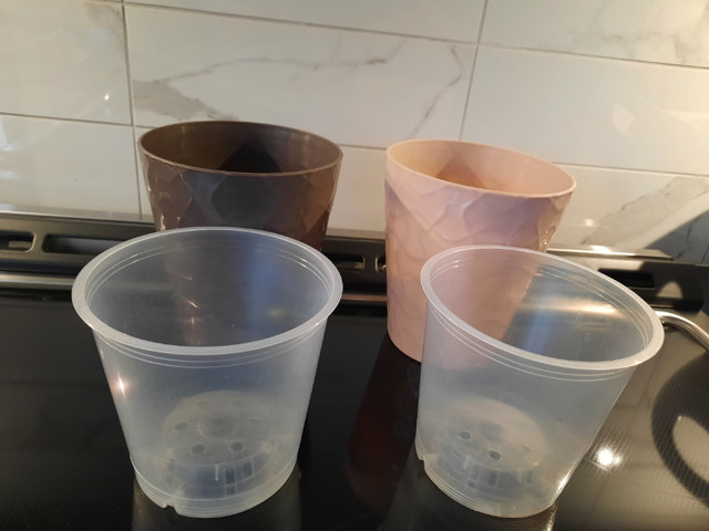 2 pots à fleurs en plastique avec insertion trouée dans Décoration intérieure et accessoires  à Longueuil/Rive Sud - Image 4