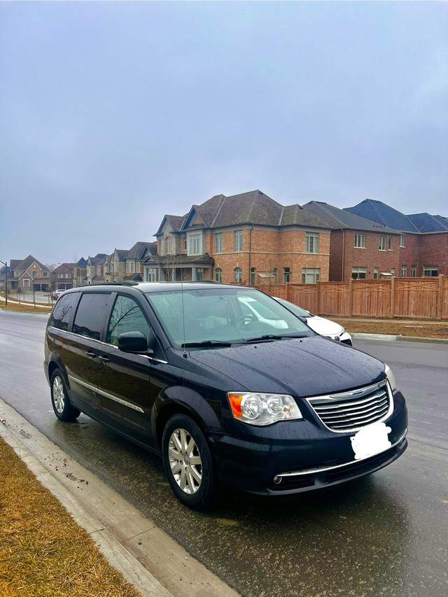 2015 Chrysler Town & Country For Sale! in Cars & Trucks in Oshawa / Durham Region - Image 2