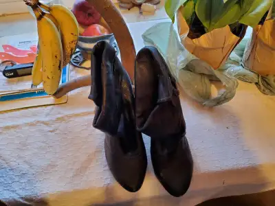 Used black short boot size 7, View more