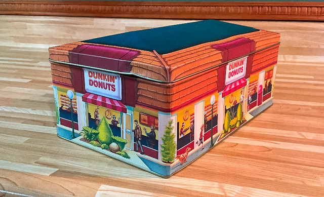 Boîte de tôle Dunkin Donuts dans Art et objets de collection  à Trois-Rivières
