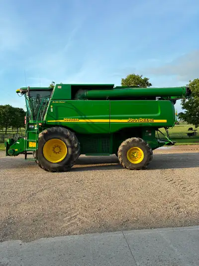 9660 STS, Folding Auger, PRWD, 4470 engine hours, 2839 seperator hours, 3rd local owner, combine wor...