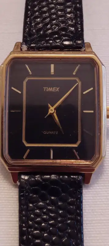 A NICE LOOKING VINTAGE MEN'S WATCH BY TIMEX / QUARTZ IT IS IN PERFECT WORKING CONDITION SIMILAR ON E...