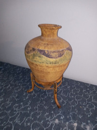 Vase décoratif en céramique avec base en métal
