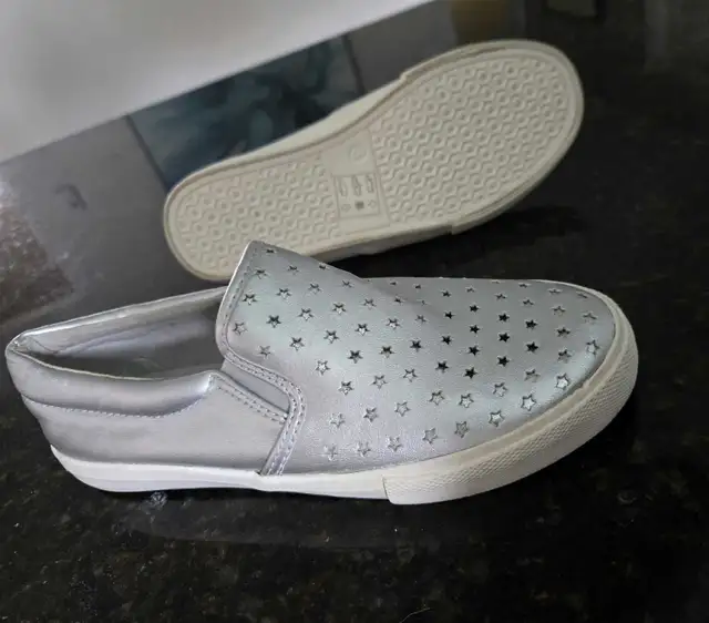 Girls Shoes & Boots Sizes 3-4 in Kids & Youth in Gatineau - Image 4