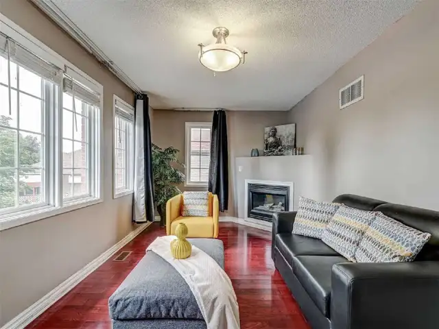 ROOMS FOR RENT UPSTAIRS