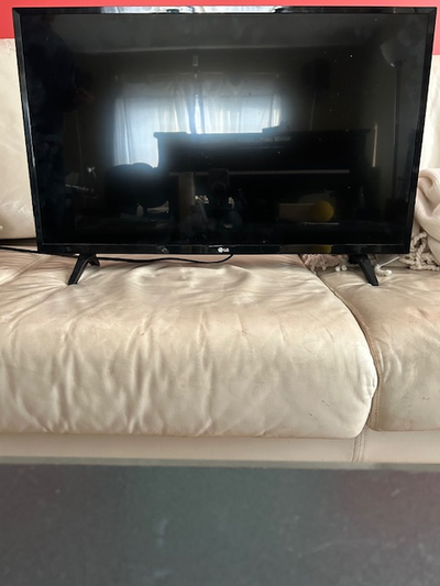 TV LG 32".  2 HDMI, 1 USB, View more